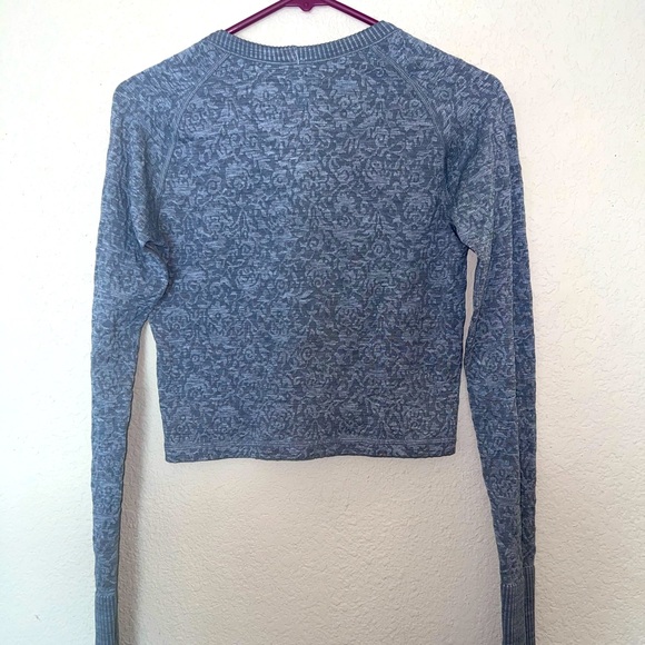 LULULEMON CROP TOP LONG SLEEVE LIGHT GREY COLOR SIZE 6 EUC - Picture 7 of 10